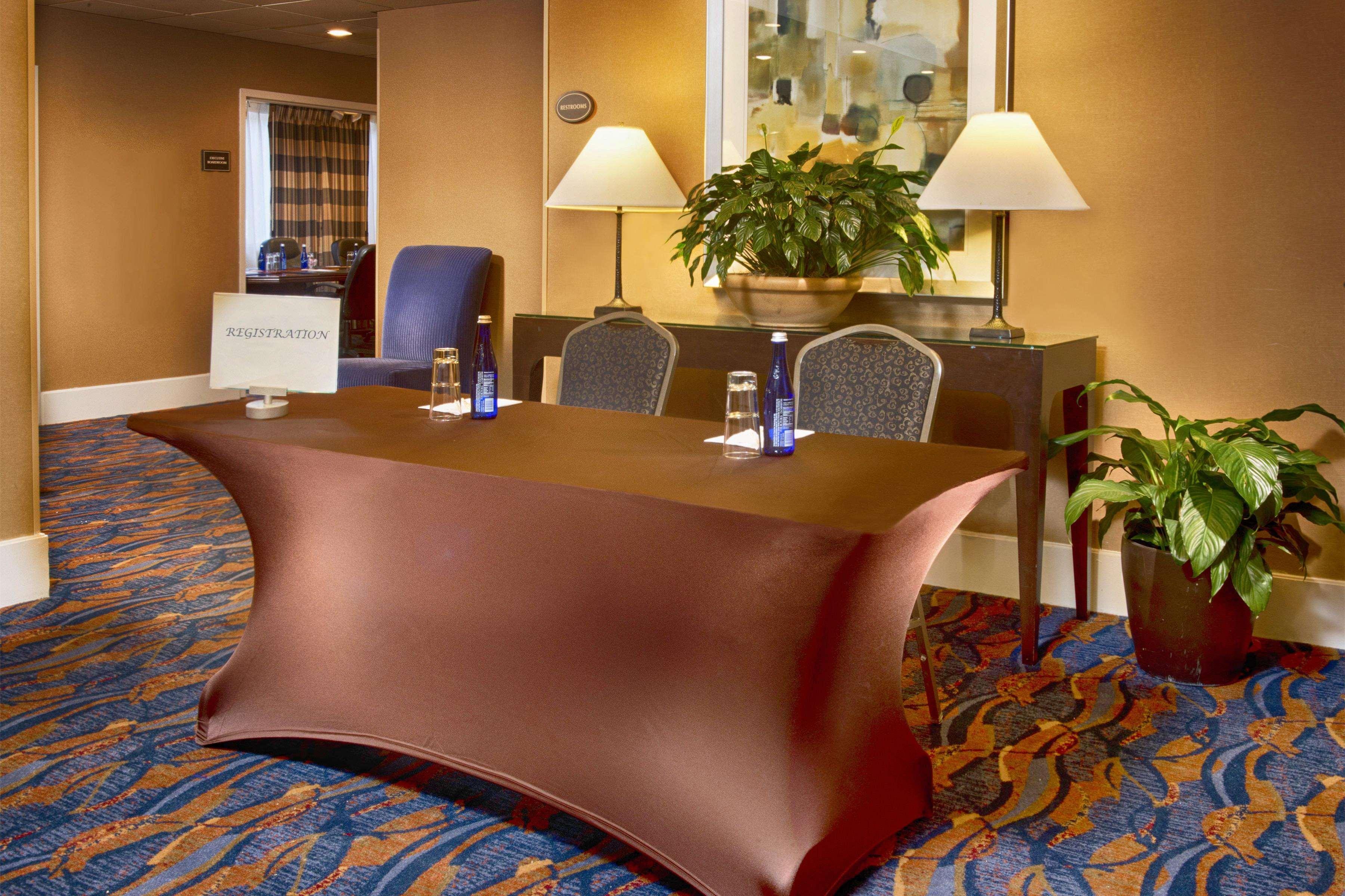 Doubletree By Hilton Norwalk Hotel Ngoại thất bức ảnh